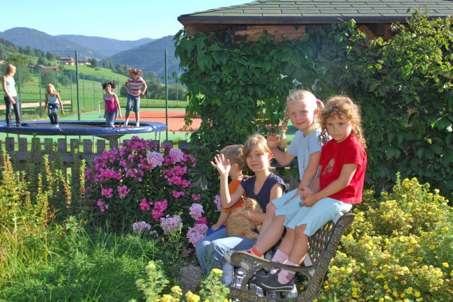 Großer Spielplatz, Trampolin, riesige Spielwiese - Platz genug!
