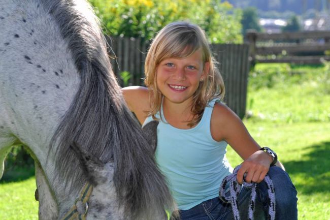 Reiten auf unserem Reitplatz - geübte Reiter können auch Ausritte unternehmen