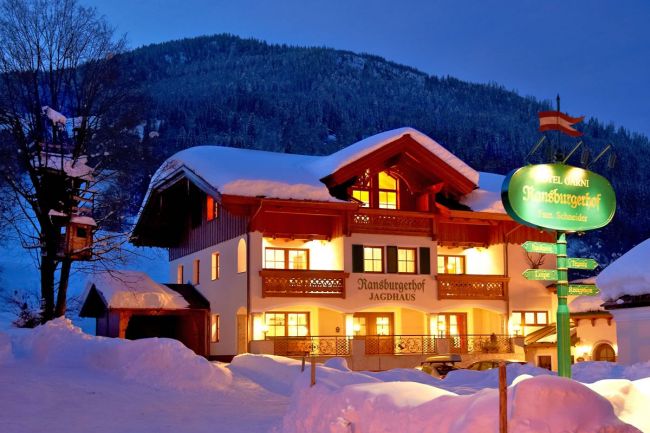 Unser Jagdhaus mit Ferienwohnungen direkt neben dem Ransburgerhof in Flachau - Winteransicht