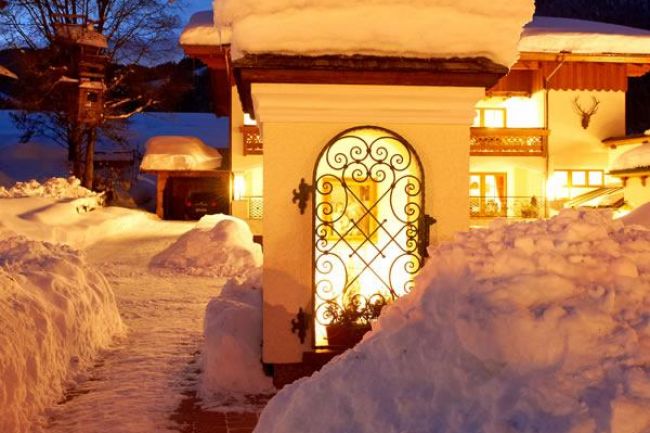 Hotel-Garni Ransburgerhof in Flachau, Reitdorf - Winteransicht mit kleiner Kapelle