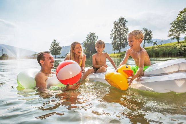Familie spielt mit dem Wasserball im Reitecksee